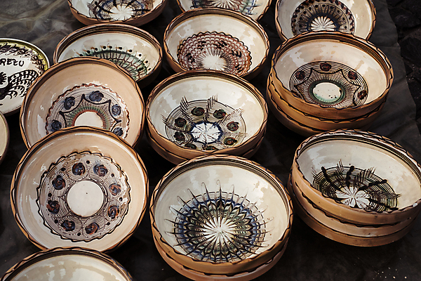 포토 JPG 해외이미지 모양 전통 식기 접시 디자인 문화 조각 패턴 기술 미술 사람없음 장식 컵 컬러풀 갈색 페인트 수확 시골 조끼 업무 항아리 도자기 사발 냄비 공예 오브젝트 기념품 점토 토기 루마니아 수공예 옛날 트란실바니아 핸드메이드 해외포토 유럽 컬러 무늬 농업 문화예술 취미 외투 작업 용기_그릇 사기그릇 솥 파일형식 이미지허브