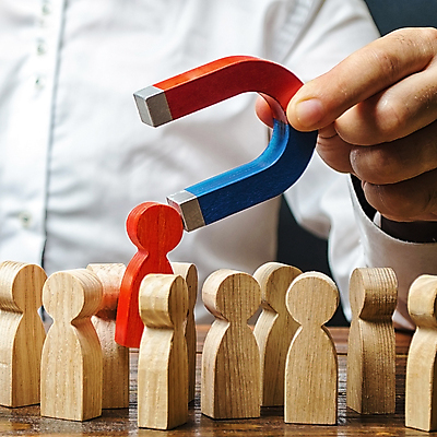 포토 JPG 해외이미지 손 남자 실내 한명 들기 상반신 성인 앞모습 말_게임 비즈니스맨 선택 자석 U자형자석 채용 성인남자한명만 해외포토 1 뷰포인트 컨셉 비즈니스 모션 사람 내부 신체부위 게임 직장인 남자한명만 성인남자만 파일형식 이미지허브