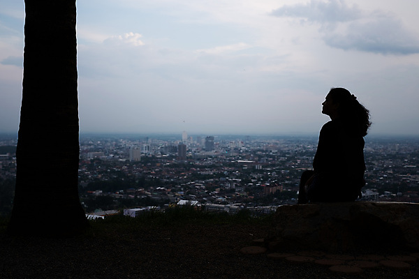 포토 JPG 해외이미지 1 라이프스타일 응시 여자 생각 한명 동양인 성인 슬픔 표현 드라마 문제 혼자 해외포토 시선 감정 사람 인종 생활 파일형식 이미지허브