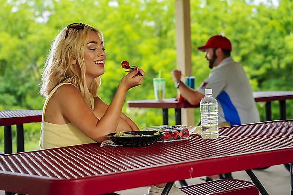 포토 JPG 해외이미지 식물 백인 라이프스타일 공원 여자 행복 감정 음식 관계 자연 휴가 휴식 건강 한명 풍경 야외 10대 여름 금발 뷰티 유행 귀여움 환경 식사 시골 우아함 싱글 내추럴 점심식사 해외포토 서양인 1 헤어스타일 계절 공공시설 컨셉 청소년 사람 생활 생태계 파일형식 이미지허브