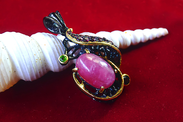 포토 JPG 해외이미지 디자인 결혼 백그라운드 목걸이 선물 사람없음 빛 유행 귀걸이 검은색 바위 반지 화려 황금 고급 크리스탈 보석 수집 에메랄드 다이아몬드 보물 고립 루비 전용 팬던트 핸드메이드 해외포토 컬러 컨셉 장신구 이벤트 돌_바위 광석 파일형식 이미지허브