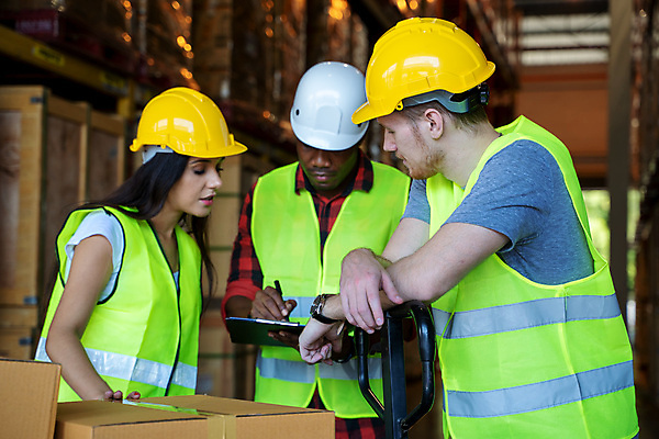 포토 JPG 해외이미지 직업 산업 비즈니스 포장 공장 교통시설 노동자 선반 실내 안전 사람 성인 가로 세명 상자 쌓기 화물 작업 상품 컨테이너 배송 창고 동료 경영자 패키지 소매 물류 판지 분배 신발장 효율 성인만 해외포토 가구 교통 컨셉 공업 관계 모션 내부 운송업 시설 리더 파일형식 이미지허브