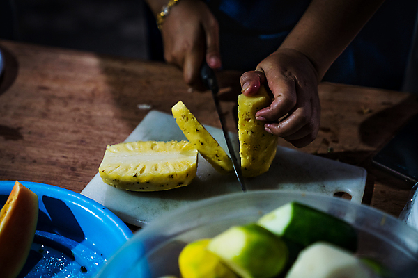 포토 JPG 해외이미지 라이프스타일 손 남자 음식 조각 백그라운드 과일 거리 건강 관리 요리 사람없음 초록색 여름 노란색 주방 식사 흰색 신선 칼 닫기 달콤 맛 자르기 먹기 파인애플 준비 유기농 질감 내추럴 숙성 이국적 채식주의자 해외포토 웰빙 계절 컬러 컨셉 모션 사람 생활 신체부위 열대과일 채식 파일형식 이미지허브