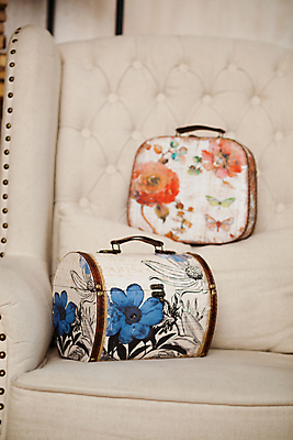 포토 JPG 해외이미지 디자인 옷 꽃 산업 줄 백그라운드 장신구 탁자 미술 취미 사람없음 목재 세트 상자 컬러풀 유행 수확 공구 직물 면 그룹 실 바느질 오브젝트 땀 롤 실타래 자수 수공예 재단 재단사 골무 옛날 장식함 해외포토 나무 식물 직업 컬러 가구 농업 재료 문화예술 도구 공예 파일형식 이미지허브