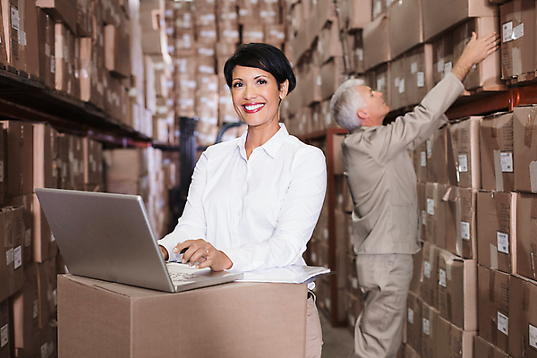 포토 JPG 해외이미지 백인 응시 여자 남자 40대 중년 50대 노동자 실내 상반신 두명 옆모습 노트북 상자 손들기 타이핑 비즈니스우먼 물류창고 중년만 해외포토 서양인 직업 시선 뷰포인트 비즈니스 모션 사람 성인 내부 전자제품 직장인 창고 성인만 파일형식 이미지허브