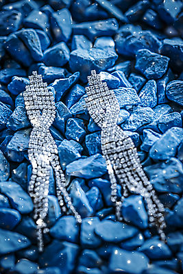 포토 JPG 해외이미지 장신구 실내 사람없음 귀걸이 조약돌 화려 우아함 보석 파란배경 다이아몬드 해외포토 백그라운드 컨셉 내부 파란색 돌_바위 광석 파일형식 이미지허브