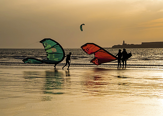 포토 JPG 해외이미지 실루엣 스포츠 파도 바다 여행 포즈 자연 하늘 바람 휴가 사람 사람없음 물 일몰 자유 서핑 연 서퍼 모로코 프리스타일 해외포토 자연요소 컨셉 아프리카 날씨 운동선수 촬영기법 놀이용품 노을 수상스포츠 생태계 파일형식 이미지허브