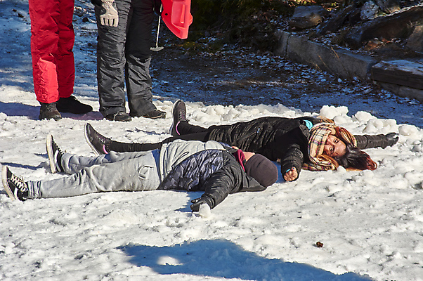포토 JPG 해외이미지 행복 어린이 스포츠 겨울 장난 가족 관계 자연 놀이 하늘 엄마 휴가 스키 휴식 고글 산 함께함 건강 사랑 사람 경사 성인 야외 두명 태양 재킷 기쁨 추위 코트 흰색 헬멧 시원함 스키선수 눈내림 해외포토 자연요소 계절 감정 컬러 컨셉 겨울스포츠 운동선수 눈_날씨 외투 보호장비 생태계 파일형식 이미지허브