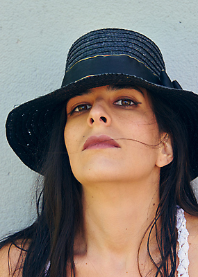 포토 JPG 해외이미지 백인 라이프스타일 여자 행복 얼굴 벽 한명 사람 성인 뷰티 유행 검은색 표현 개성 스타일 해외포토 서양인 1 감정 컬러 생활 신체부위 파일형식 이미지허브