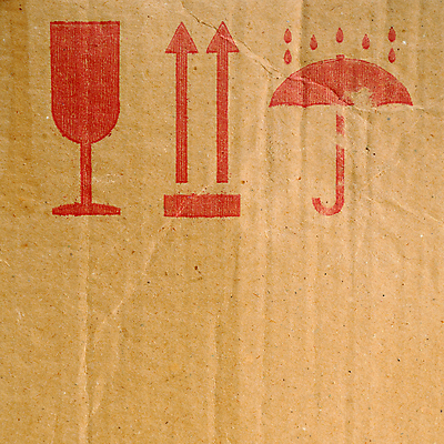 포토 JPG 해외이미지 아이콘 종이 백그라운드 교통시설 경고 사람없음 빨간색 상자 갈색 라벨 화물 보호 컨테이너 심볼 사인 질감 스크래치 패키지 짐싸기 판지 그런지 돌봄 옛날 취급주의 카피스페이스 해외포토 산업 컬러 교통 컨셉 모션 프레임 공백 운송업 시설 파일형식 이미지허브