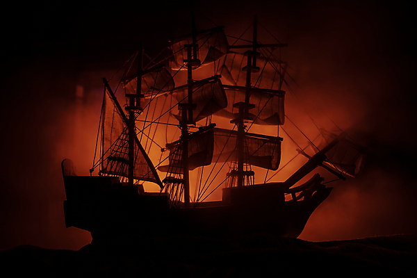 포토 JPG 해외이미지 실루엣 백그라운드 사람없음 빛 주황색 연기 신비 해적선 돛대 해외포토 컬러 컨셉 배_교통 촬영기법 파일형식 이미지허브