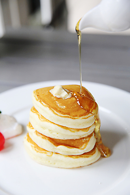 포토 JPG 해외이미지 접시 디저트 실내 사람없음 붓기 달콤 버터 꿀 팬케이크 수플레 해외포토 식기 음식 모션 내부 케이크 맛 파일형식 이미지허브