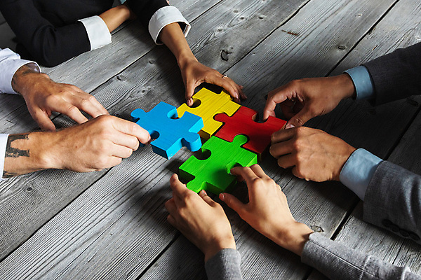 포토 JPG 해외이미지 직업 손 여자 남자 조각 컨셉 비즈니스 사업가 통신 탁자 성공 회의 협력 노동자 아이디어 함께함 창조 사람 여러명 목재 사무실 도전 잡기 업무 작업 비즈니스맨 비즈니스우먼 퍼즐 그룹 계획 연결 문제 문제풀이 해결 지원 통일 브레인스토밍 해외포토 나무 가구 다수 재료 모션 신체부위 직장인 파일형식 이미지허브