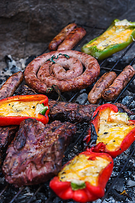 포토 JPG 해외이미지 전통 접시 문화 음식 불 육류 스테이크 요리 사람없음 주방 요리사 식사 저녁식사 미국 소고기 신선 뜨거움 원형 소 소시지 중앙 그릴 바비큐 굽기 먹기 유기농 바비큐립 남쪽 토막 아르헨티나 점심식사 등심 석탄 여신 해외포토 자연요소 도형 직업 식기 웰빙 북아메리카 식재료 포유류 모션 주방용품 서양음식 남아메리카 가공식품 구이 방향 파일형식 이미지허브