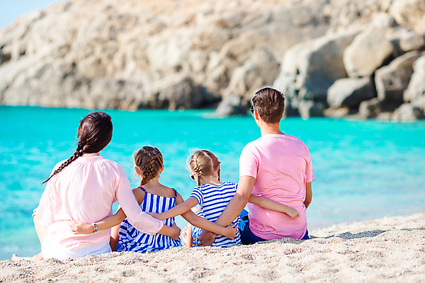 포토 JPG 해외이미지 전신 여자 남자 행복 어린이 허리손 가족 휴가 가족여행 풍경 소녀 여러명 성인 해변 사람없음 뒷모습 여름 여름휴가 손잡기 그리스 미코노스섬 해외포토 계절 감정 유럽 바다 뷰포인트 섬 여행 포즈 다수 관계 모션 사람 파일형식 여름_계절 이미지허브
