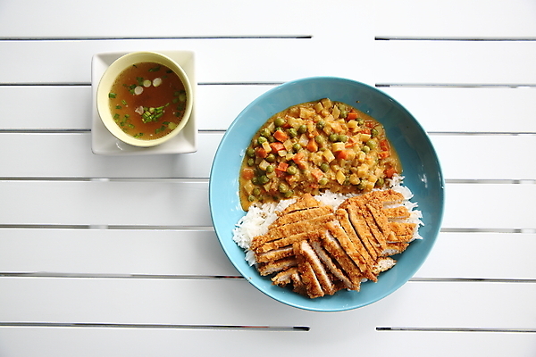 포토 JPG 해외이미지 실내 사람없음 하이앵글 돈가스 흰배경 카레 장국 일본음식 카레돈가스 해외포토 음식 뷰포인트 백그라운드 내부 흰색 커틀릿 국 파일형식 이미지허브
