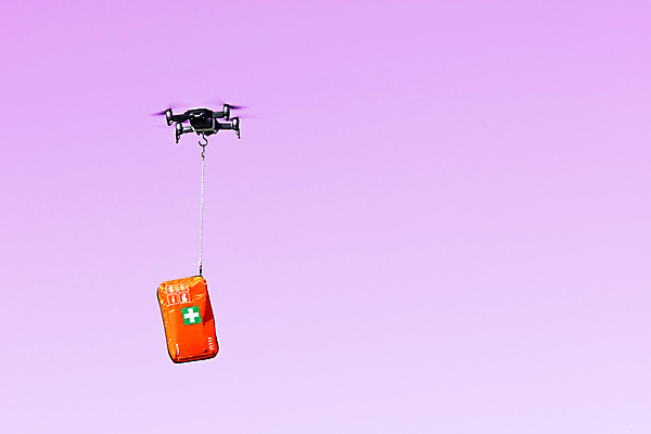 포토 JPG 해외이미지 컨셉 교통시설 하늘 미래 안테나 사람없음 야외 상자 약 도움 구출 상품 심볼 로봇 배송 서비스 속도 프로펠러 패키지 멀리 물류 혁명 고립 대패 드론 제어 헬프 해외포토 교통 통신 의학 시설 파일형식 이미지허브