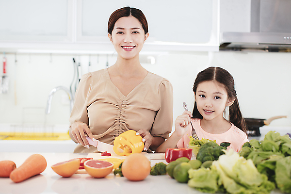 포토 JPG 해외이미지 여자 어린이 포크 채소 모녀 실내 요리 동양인 상반신 성인 두명 앞모습 주방 칼 자르기 여자만 해외포토 식기 딸 뷰포인트 가족 모션 엄마 사람 인종 내부 파일형식 이미지허브