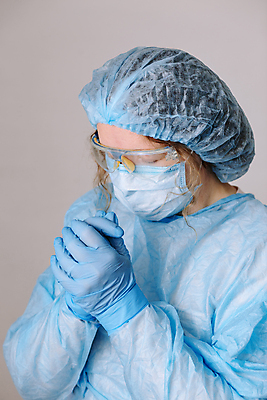 포토 JPG 해외이미지 직업 여자 유럽 장갑 유니폼 생각 건강 병원 피곤 가면 한명 약 간호사 의사 슬픔 기도 잠 작업 바이러스 좌절 보호 질병 고민 예방 업무과다 주사약 외과 테라피 백신 예방접종 예방주사 우울증 전염병 카피스페이스 해외포토 1 잡화 옷 감정 나라 컨셉 의학 주사기 사람 뷰티 공백 의료진 업무 접종 파일형식 이미지허브