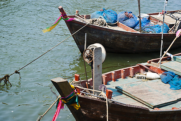 포토 JPG 해외이미지 디자인 바다 교통시설 태국 낚시 바람 항해 어류 어업 사람없음 물 파란색 햇빛 태양 항구 맑음 침묵 거울 잡기 어선 보트 작음 함선 상업 포트 옛날 해외포토 자연요소 산업 아시아 컬러 교통 배_교통 모션 레저 날씨 수중동물 소리 크기 시설 파일형식 이미지허브