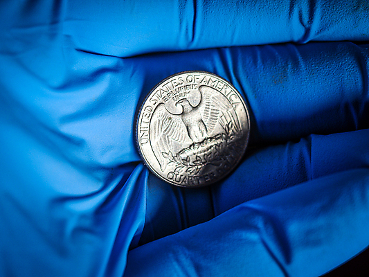 포토 JPG 해외이미지 손 유럽 장갑 돈 손가락 독일 건강 가면 사람없음 금융 경제 파란색 달러 동전 미국 이탈리아 금지 유로 프랑스 시장 질병 자르기 잠금 대출 빚 라텍스 예산 우울증 위기 유럽연합 자금 제어 유대감 해외포토 잡화 나라 컬러 북아메리카 의학 모션 신체부위 재산 보안 파일형식 이미지허브