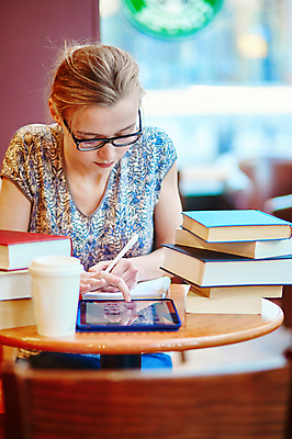 포토 JPG 해외이미지 외국인 커피 음료 대학생 책장 한명 상반신 20대 성인 책 펜 카페 도서관 읽기 성인여자한명만 해외포토 1 학생 교육 가구 모션 사람 인종 청년 필기구 상점 여자한명만 성인여자만 파일형식 이미지허브