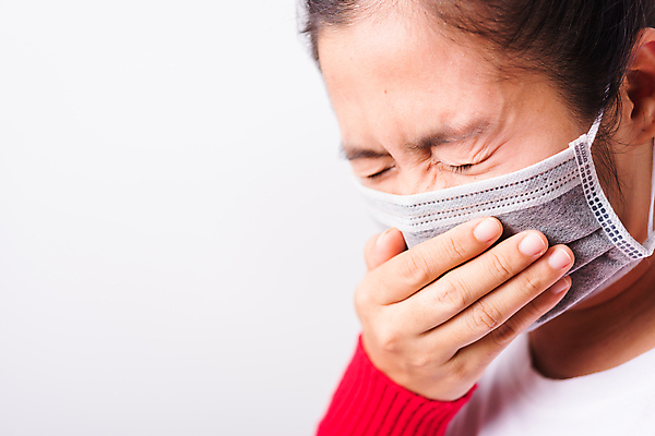포토 JPG 해외이미지 백인 여자 백그라운드 건강 마스크 한명 사람 동양인 근접촬영 상반신 성인 눈감음 고통 열 찡그림 질병 감염 재채기 성인여자한명만 해외포토 서양인 1 감정 뷰포인트 의학 모션 표정 인종 여자한명만 성인여자만 파일형식 이미지허브