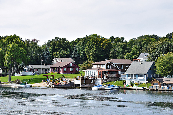 포토 JPG 해외이미지 주간 나무 공원 호수 바다 섬 여행 컨셉 캐나다 요트 건축양식 자연 휴가 주택 사람없음 야외 건물 목재 물 강 환경 회색 흰색 물방울 보트 고급 숲 속도 진짜 해외포토 자연요소 식물 건축물 공공시설 건축 컬러 북아메리카 배_교통 재료 생태계 파일형식 이미지허브