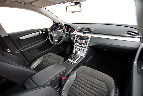 포토 JPG 해외이미지 스튜디오촬영 디자인 지도 의자 교통시설 자동차 실내 안전 사람없음 내부 소리 장비 운전 벨트 뜨거움 운전사 고급 수리 핸들 가죽 라디오 승객 시스템 네비게이션 위로 계기판 자동 제어 스타일 해외포토 직업 잡화 육상교통 가구 교통 컨셉 모션 전자제품 시설 파일형식 이미지허브