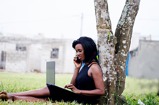 포토 JPG 해외이미지 나무 학생 라이프스타일 공원 여자 교육 행복 얼굴 인터넷 비즈니스 통신 자연 하늘 한명 사람 성인 야외 초록색 노트북 스터디 컴퓨터 뷰티 공책 기쁨 업무 무선전화기 해외포토 식물 1 공공시설 감정 컬러 문구용품 생활 신체부위 전자제품 학습 작업 전화기 생태계 파일형식 이미지허브