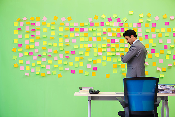 포토 JPG 해외이미지 응시 남자 컨셉 비즈니스 사업가 스트레스 직장 피곤 한명 서기 정장 상반신 성인 옆모습 사무실 쪽지 업무 작업 비즈니스맨 좌절 가득함 손목시계 포스트잇 바쁨 성인남자한명만 해외포토 직업 1 시선 옷 감정 뷰포인트 시계 회사 장신구 모션 사람 메모지 직장인 남자한명만 성인남자만 파일형식 이미지허브