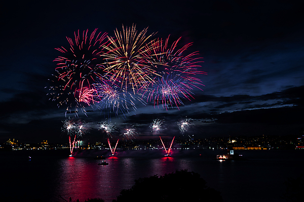 포토 JPG 해외이미지 기념일 하늘 불 휴가 기념 이스탄불 폭죽 이벤트 사람없음 빛 컬러풀 축하 야간 폭발 칠면조 파열 보스포루스 해외포토 자연요소 컬러 컨셉 조류 파일형식 튀르키예 이미지허브