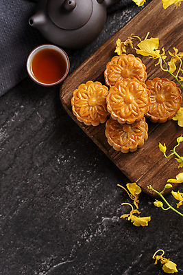 포토 JPG 해외이미지 꽃 디저트 실내 사람없음 찻잔 찻주전자 나무받침 월병 나무배경 해외포토 식물 음식 백그라운드 주전자 잔 내부 목재 과자 받침대 중국전통 파일형식 이미지허브