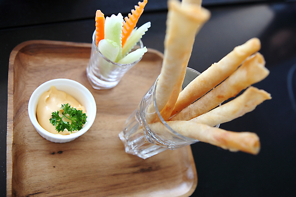 포토 JPG 해외이미지 검은배경 잔 실내 사람없음 당근 튀김 담기 롤 종지 나무쟁반 말이 해외포토 그릇 식기 음식 백그라운드 모션 뿌리채소 쟁반 내부 목재 검은색 파일형식 이미지허브