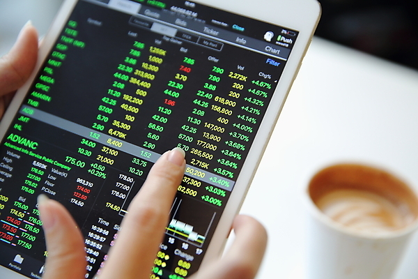 포토 JPG 해외이미지 손 탁자 들기 아웃포커스 신체부위 태블릿 머그컵 주식 분석 투자 해외포토 가구 컨셉 비즈니스 모션 촬영기법 사람 컵 금융 전자제품 스마트기기 파일형식 이미지허브