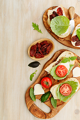 포토 JPG 해외이미지 음식 빵 토마토 탁자 치즈 샌드위치 건강 사람없음 목재 초록색 이탈리아 애피타이저 올리브 바질 크림치즈 카피스페이스 해외포토 나무 열매 유럽 컬러 가구 채소 재료 유제품 공백 파일형식 이미지허브