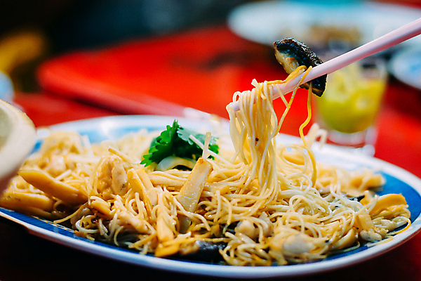포토 JPG 해외이미지 전통 접시 음식 백그라운드 채소 젓가락 부분 태국 건강 마늘 요리 동양인 사람없음 목재 가로 검은색 식사 저녁식사 중국 버섯 튀김 시골 신선 사발 맛 국수 매움 후추 파 성분 점심식사 대두 핸드메이드 비건 해외포토 나무 식기 아시아 컬러 컨셉 재료 수저 인종 면류 사기그릇 향신료 채식주의자 파일형식 이미지허브