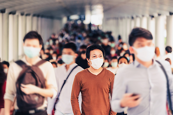 포토 JPG 해외이미지 여자 남자 실내 마스크 서기 여러명 상반신 성인 걷기 군중 긴장 심각 위기 성인만 코로나바이러스 해외포토 감정 다수 컨셉 모션 사람 내부 바이러스 파일형식 이미지허브