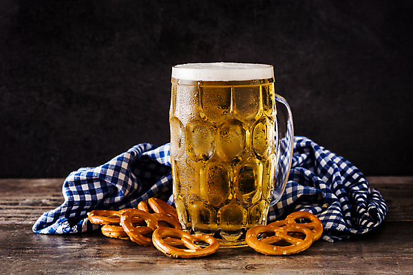 포토 JPG 해외이미지 맥주 실내 사람없음 맥주잔 나무탁자 브레첼 미니프레즐 해외포토 술잔 탁자 디저트 주류 내부 과자 파일형식 이미지허브