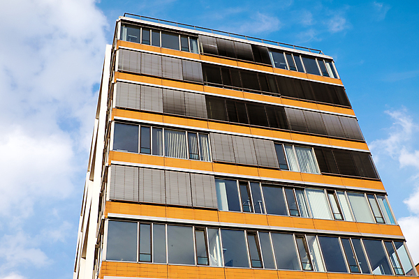 포토 JPG 해외이미지 식물 건축양식 창문 유리 하늘 부동산 아파트 주택 사람없음 건물 파란색 갈색 탑 맑음 고층빌딩 블록 발코니 흰색 도시 시장 재산 고급 투자 콘도 연립주택 셔터 개발 구역 함부르크 해외포토 건축물 건축 컬러 컨셉 비즈니스 재질 숙소 날씨 독일 빌딩 금융 파일형식 이미지허브