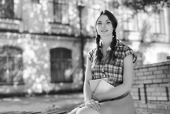 포토 JPG 해외이미지 백인 학생 라이프스타일 응시 드레스 여자 교육 셔츠 벤치 학교 한명 사람 앉기 10대 책 스터디 치마 뷰티 유행 검은색 공책 흰색 잡기 우아함 대학교 체크무늬 우크라이나 스타일 해외포토 서양인 1 시선 옷 유럽 컬러 컨셉 상의 무늬 의자 모션 청소년 하의 문구용품 생활 학습 파일형식 이미지허브