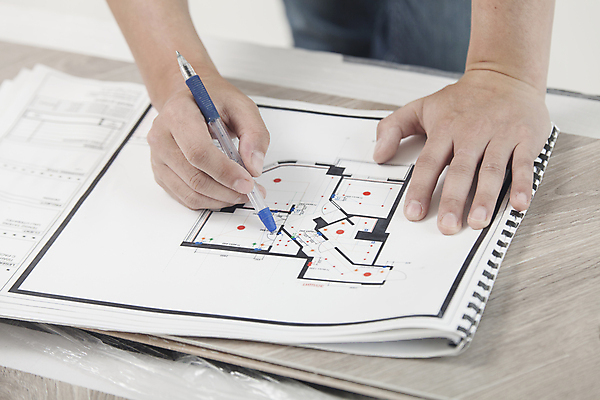 포토 JPG 해외이미지 손 디자인 남자 컨셉 비즈니스 건축양식 새로움 아파트 주택 아이디어 사람 사람없음 내부 그래픽 스터디 공책 방 흰색 작업 그리기 엔지니어 플랫 계획 인쇄 건축가 토론 디자이너 스케치 그림 윤곽 공학 개발 프로젝트 해외포토 직업 교육 건축 컬러 모션 문구용품 미술 건물 신체부위 학습 기술자 파일형식 이미지허브