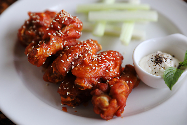 포토 JPG 해외이미지 실내 사람없음 양념치킨 닭날개 미국음식 버팔로윙 블루치즈소스 해외포토 서양음식 내부 치킨 닭고기 소스_음식 파일형식 이미지허브