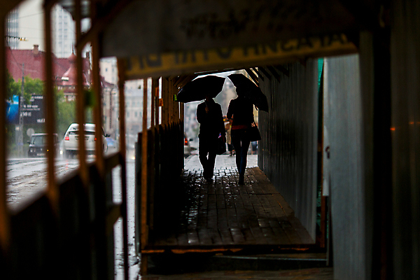 포토 JPG 해외이미지 백인 라이프스타일 계절 공원 여자 남자 행복 어린이 백그라운드 우산 가족 자연 날씨 거리 함께함 사람 소년 성인 사람없음 야외 빨간색 초록색 물 뷰티 유행 봄 산책 젖음 코트 잡기 도시 방수 해외포토 자연요소 서양인 공공시설 감정 컬러 컨셉 관계 모션 휴식 생활 외투 생태계 파일형식 이미지허브