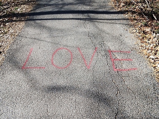 포토 JPG 해외이미지 길 자국 사랑 사람없음 야외 빨간색 검은색 페인트 기록 그리기 보행로 그래피티 사인 땅바닥 해외포토 감정 컬러 모션 바닥 낙서 그림 파일형식 이미지허브