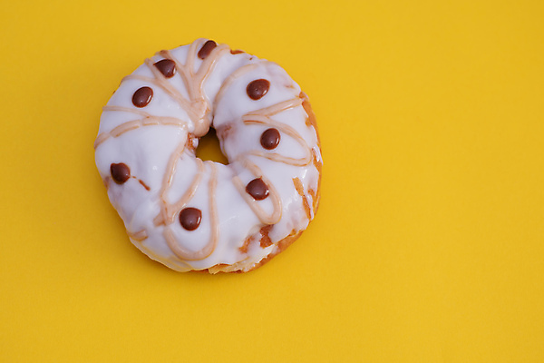 포토 JPG 해외이미지 음식 백그라운드 사람없음 컬러풀 노란색 얼음 활발 대접 원형 도넛 달콤 맛 유혹 설탕 칼로리 고립 정물화 페스츄리 해로움 카피스페이스 미니멀 해외포토 자연요소 도형 빵 컬러 컨셉 디저트 공백 그림 파일형식 이미지허브