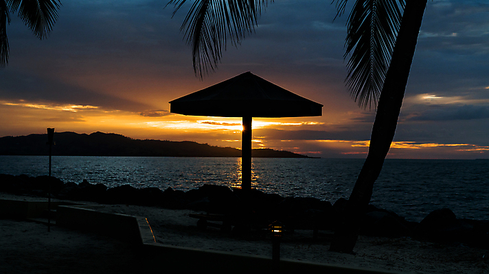 포토 JPG 해외이미지 실루엣 모래 바다 섬 여행 의자 우산 휴가 그림자 앉기 풍경 사람없음 물 파란색 태양 여행객 일출 맑음 일몰 광선 흰색 시간 황금 작음 땅 갑판 휴양지 엽서 코코넛 마법 내추럴 파라다이스 해외포토 자연요소 컬러 가구 배_교통 과일 모션 날씨 촬영기법 사람 노을 장소 크기 편지 파일형식 이미지허브