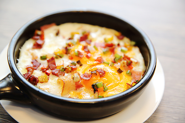 포토 JPG 해외이미지 접시 실내 사람없음 아웃포커스 프라이팬 아침식사 계란프라이 나무배경 해외포토 식기 백그라운드 주방용품 촬영기법 내부 식사 계란요리 파일형식 이미지허브