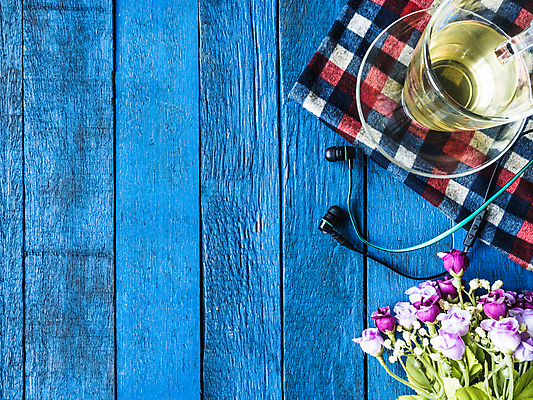 포토 JPG 해외이미지 꽃 음료 음악 이어폰 유리 탁자 아침 휴식 사람없음 목재 장식 컵 파란색 식탁보 신선 뜨거움 투명 차 컵받침 상쾌 단절 해외포토 주간 나무 식물 식기 감정 컬러 음향기기 가구 컨셉 재료 재질 문화예술 받침대 파일형식 이미지허브