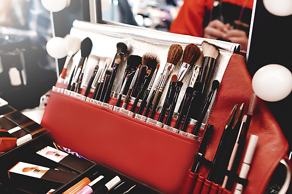 포토 JPG 해외이미지 백인 라이프스타일 응시 여자 백그라운드 신체 선반 미소 사람 성인 사람없음 세트 뷰티 유행 세일 상점 화장품 립스틱 시장 선택 구매 쇼핑몰 고객 입술 긍정 소매 슈퍼마켓 해외포토 서양인 시선 가구 컨셉 표정 생활 신체부위 쇼핑 파일형식 이미지허브